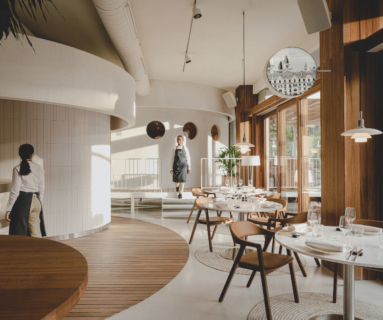 Udoban enterijer restorana La Maruca odaje počast racionalističkoj arhitekturi